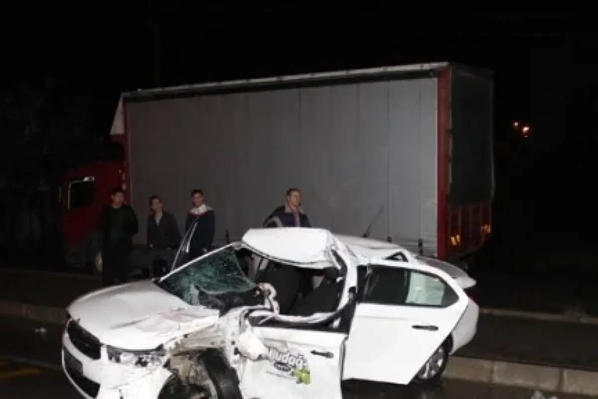 Otomobil kamyonete çaptı: 1 ölü