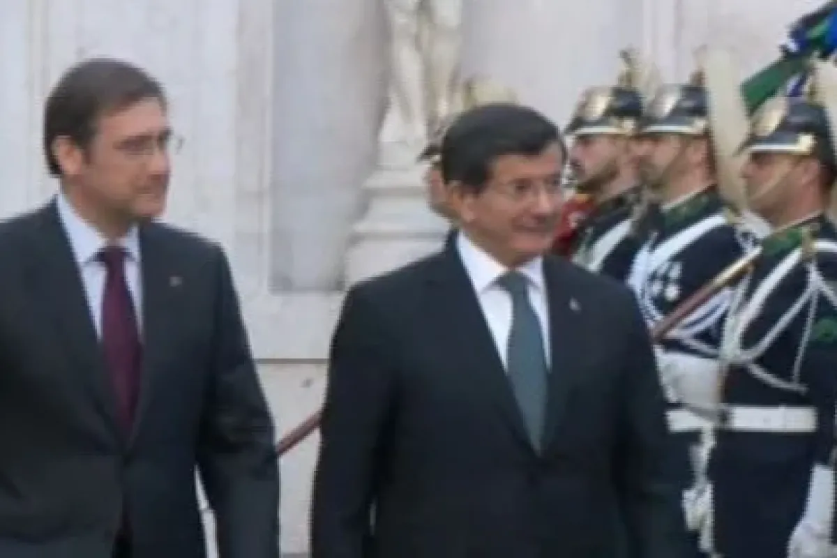 Davutoğlu, askeri törenle karşılandı