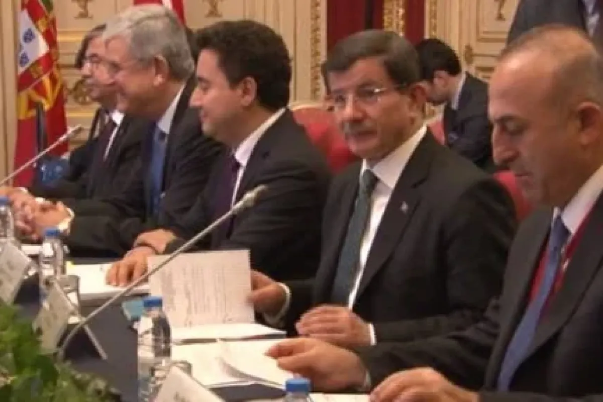 Davutoğlu mevkidaşı ile görüştü