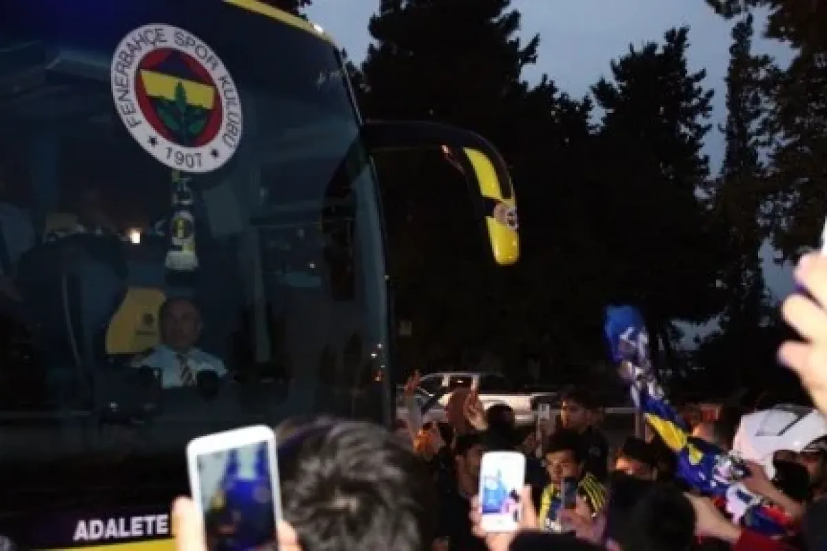 Fenerbahçe kafilesini taşıyan otobüsün önünü kestiler !