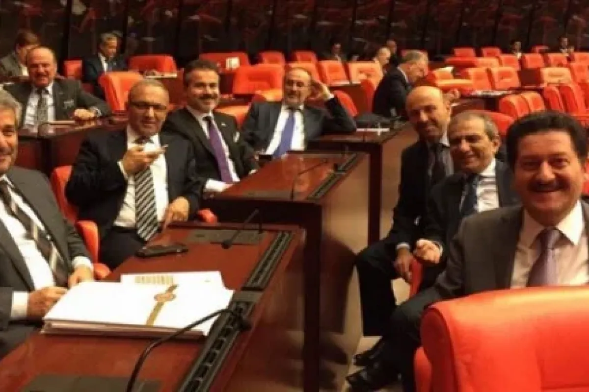 AK Parti’de ’3 dönem sonu’ özçekimi