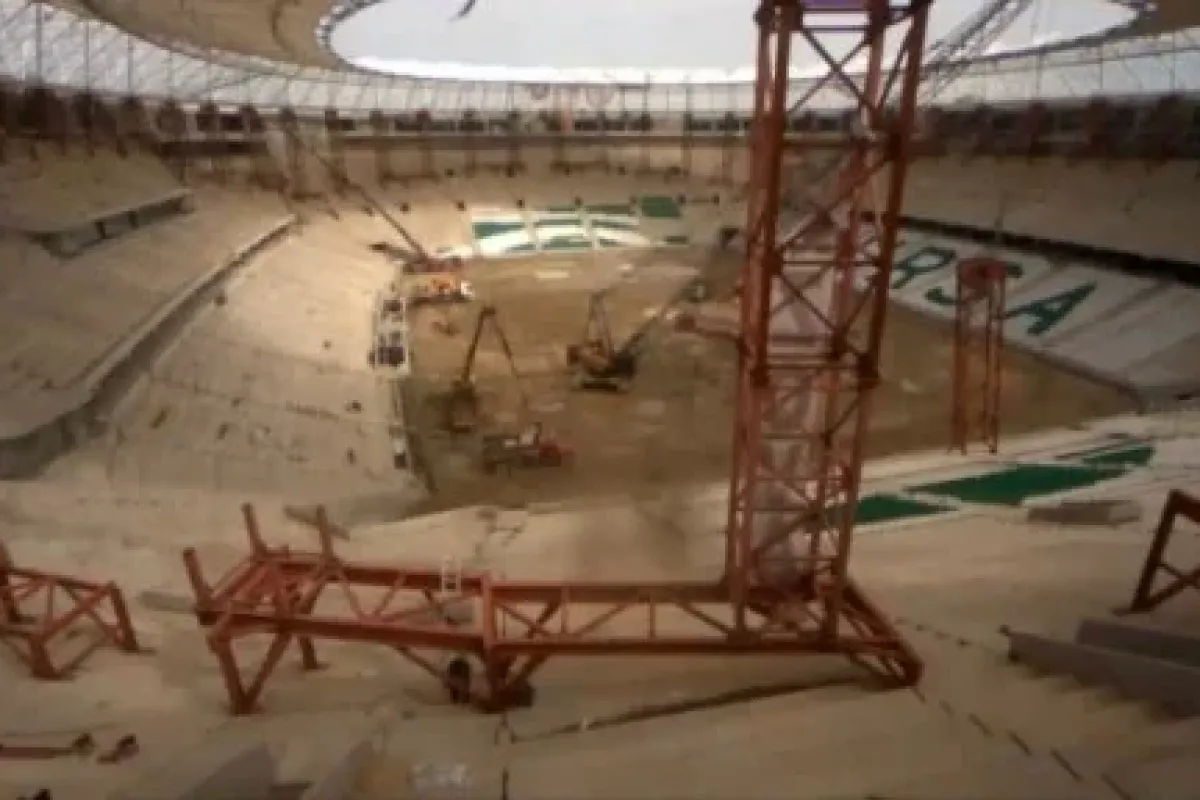 Timsah Arena’da kuleler sökülüyor