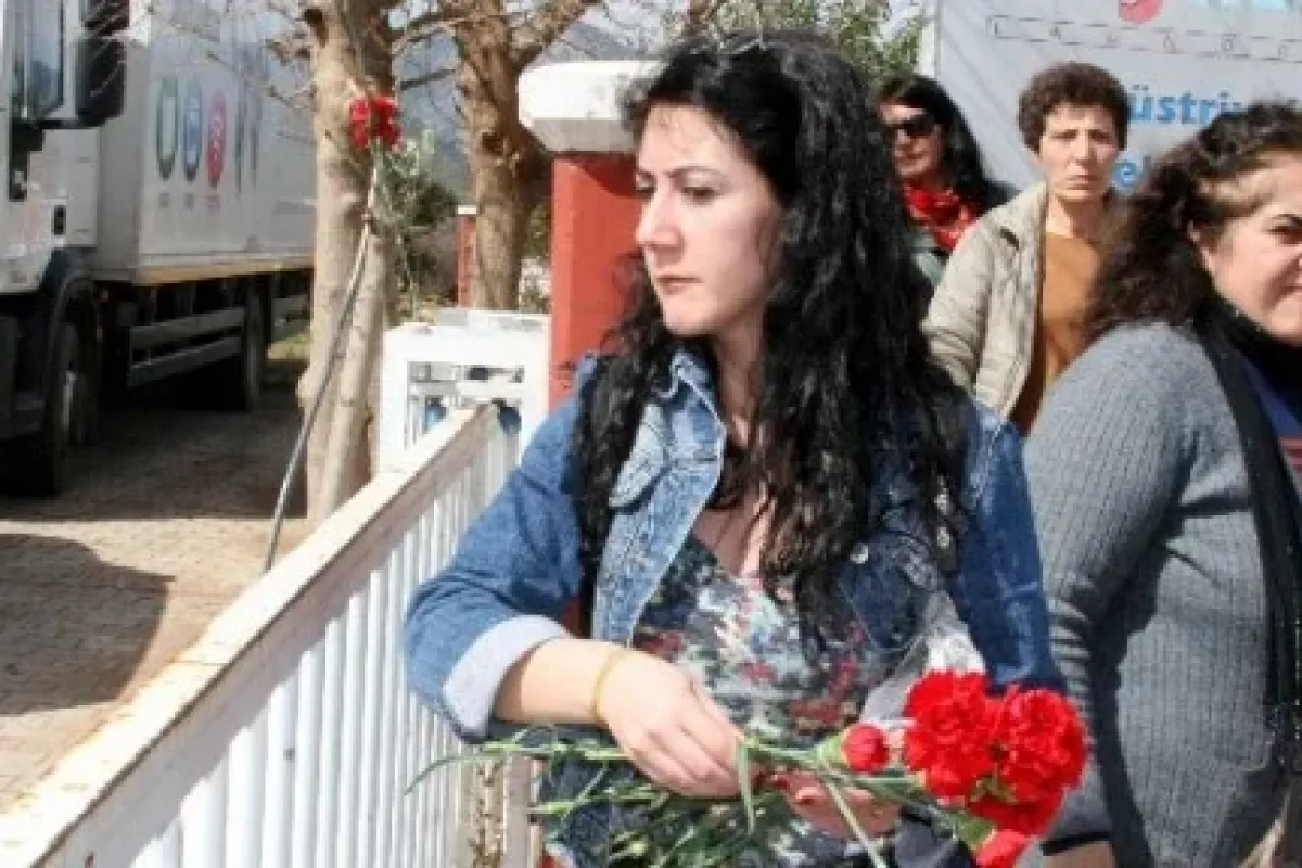 Kadın işçiler karanfillerle anıldı