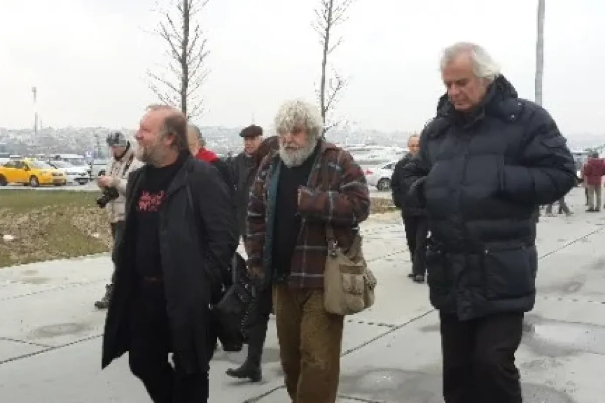 Sanatçılar Yaşar Kemal’in heykeline yürüdüler