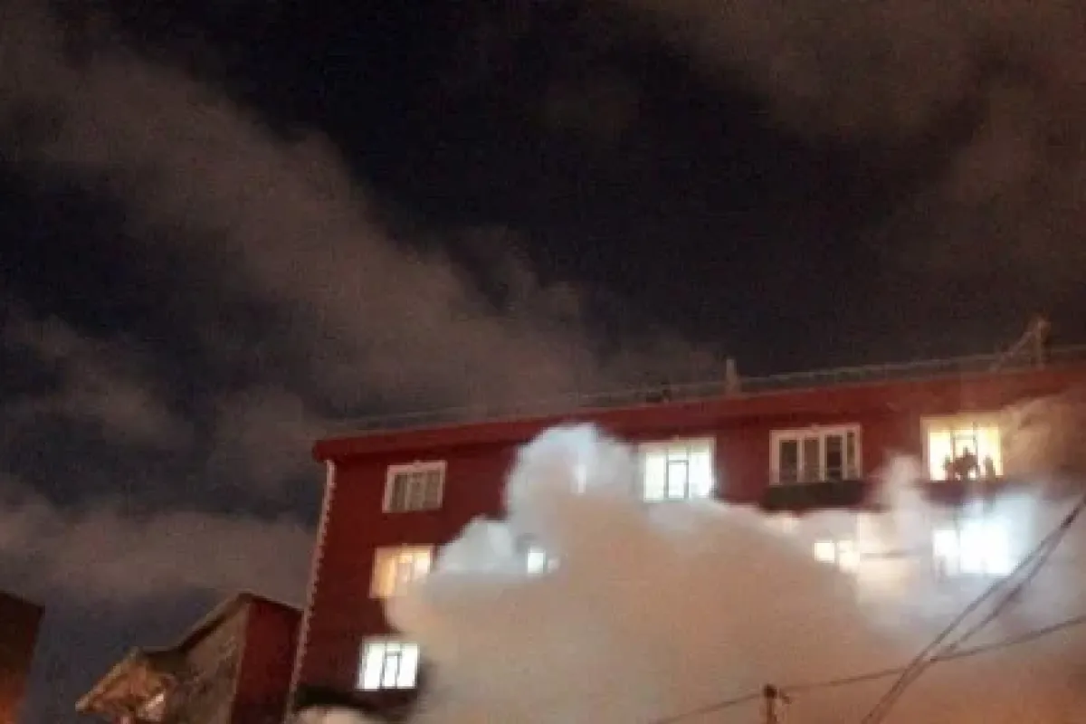 Beyoğlunda tek katlı gecekondu alev alev yandı