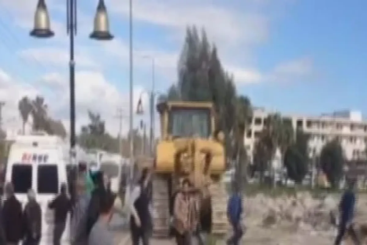 Kepçeyi insanların üzerine sürdü! Dehşet anları kamerada