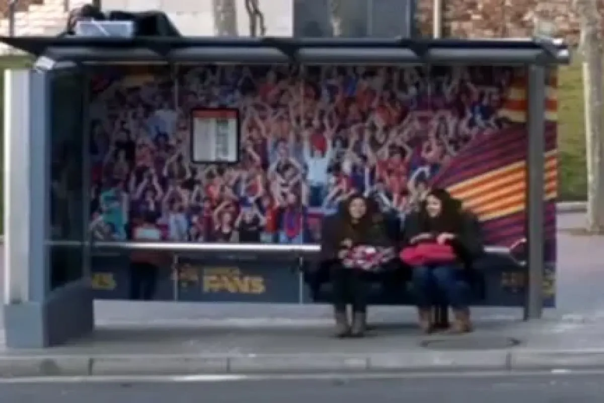 Otobüs durağı Barca yedek kulübesi oldu