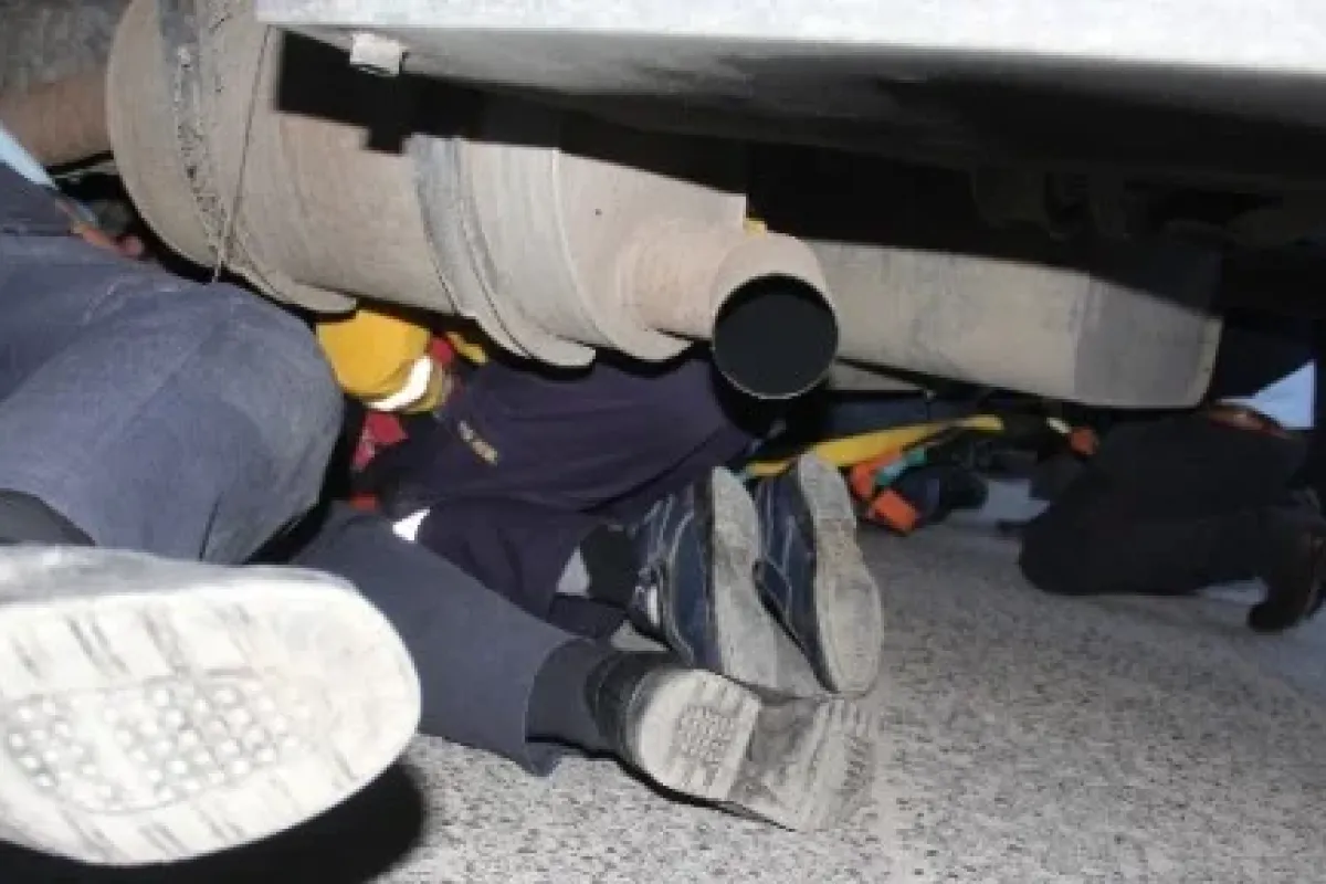 Kamyonun altında sıkışıp kaldı