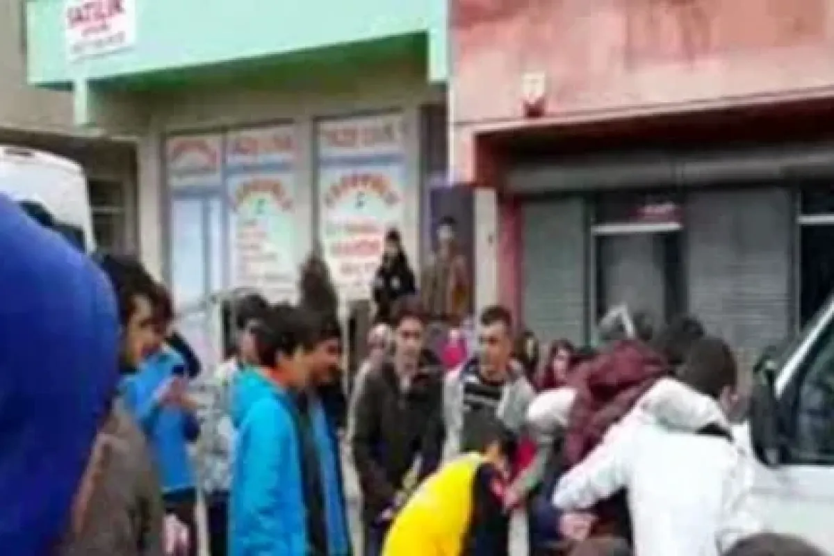 Okul çıkışı bıçaklı kavga:1 yaralı