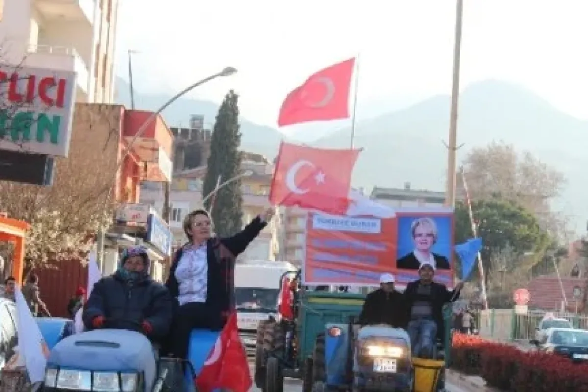 Traktörlü seçim konvoyu