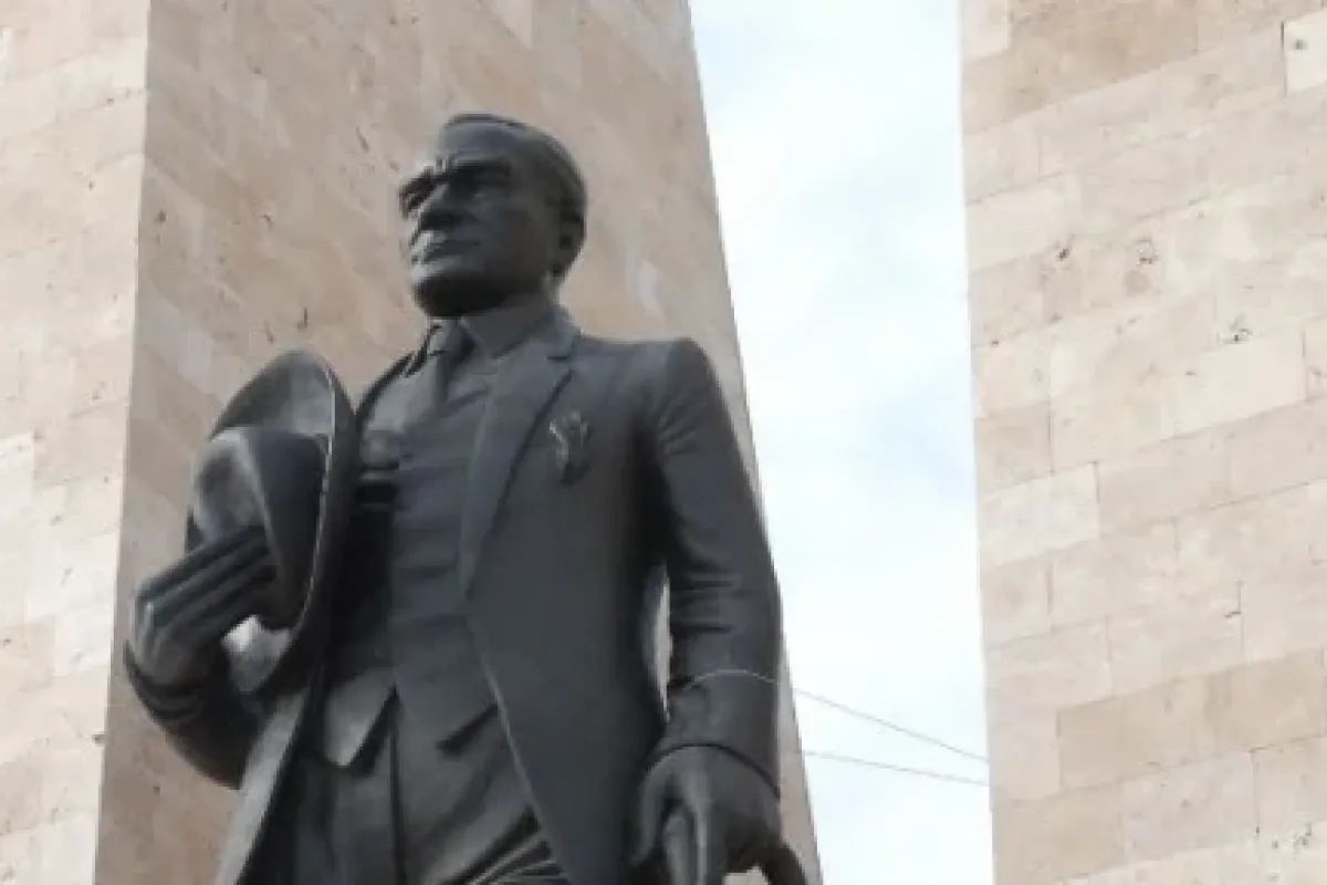 Atatürk 9 aydır kolundan telle bağlı