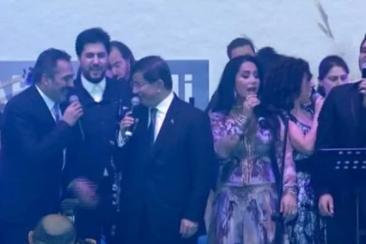 Davutoğlu şarkı söyledi