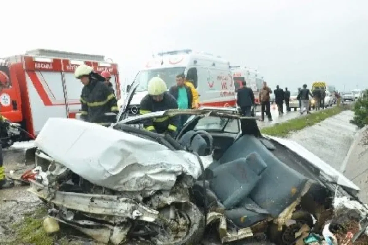 Kandıra yolunda feci kaza: 1 ölü, 2 yaralı