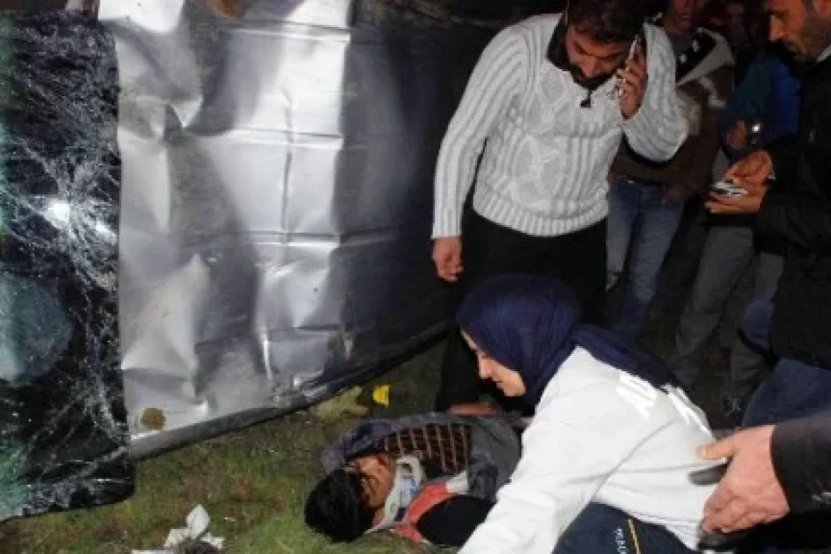 Virajı alamayan araç mezarlığa uçtu: 5 yaralı
