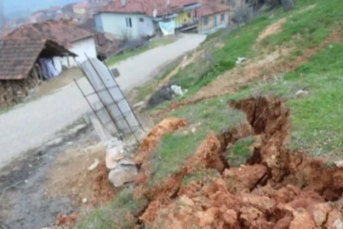 Evleri tehdit ediyor