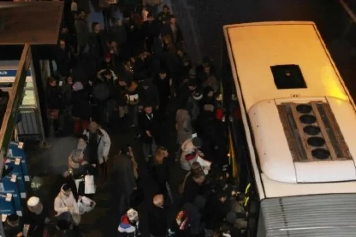 İstanbul’da faciadan dönüldü! Metrobüs yangını kamerada