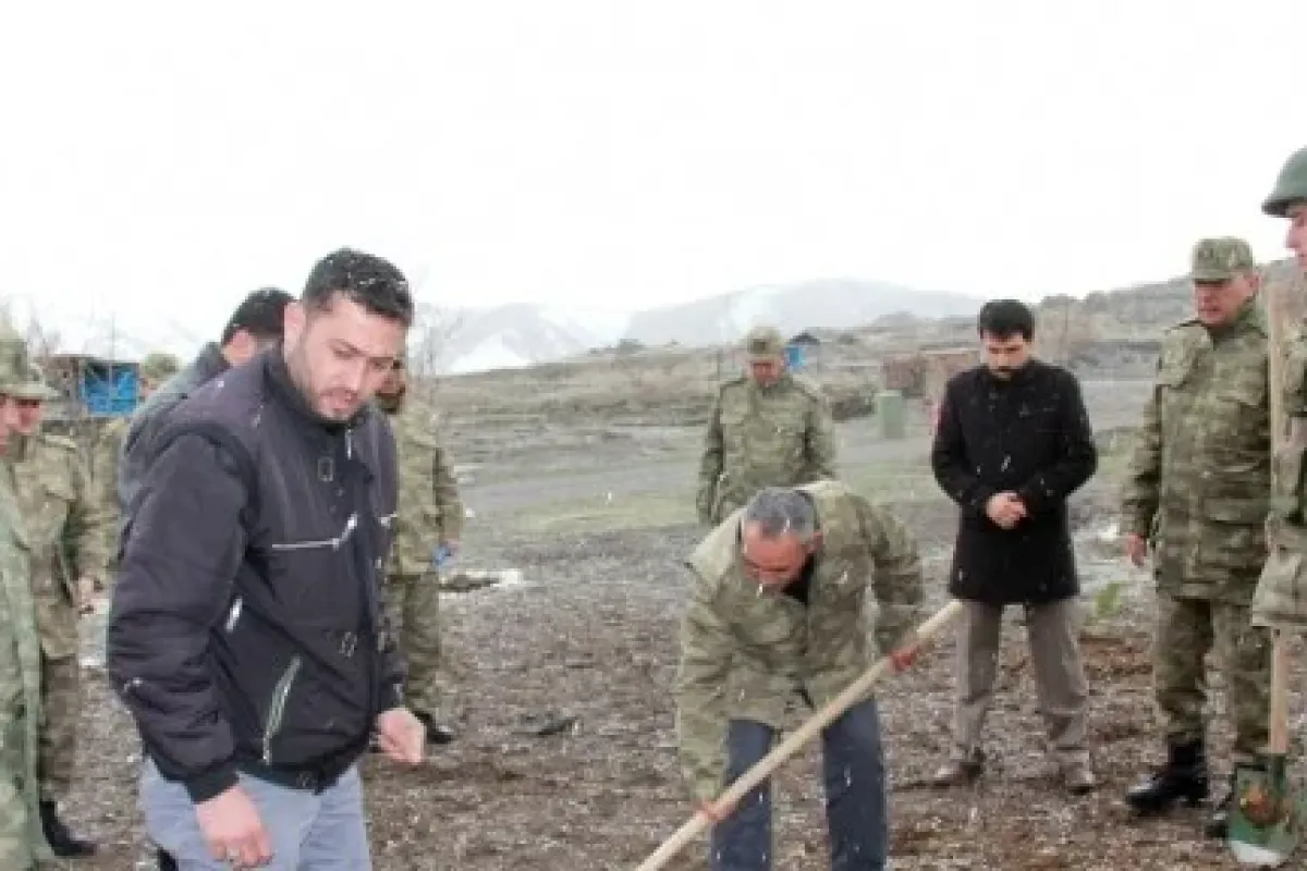 Oğlunun şehit düştüğü yere fidan dikti