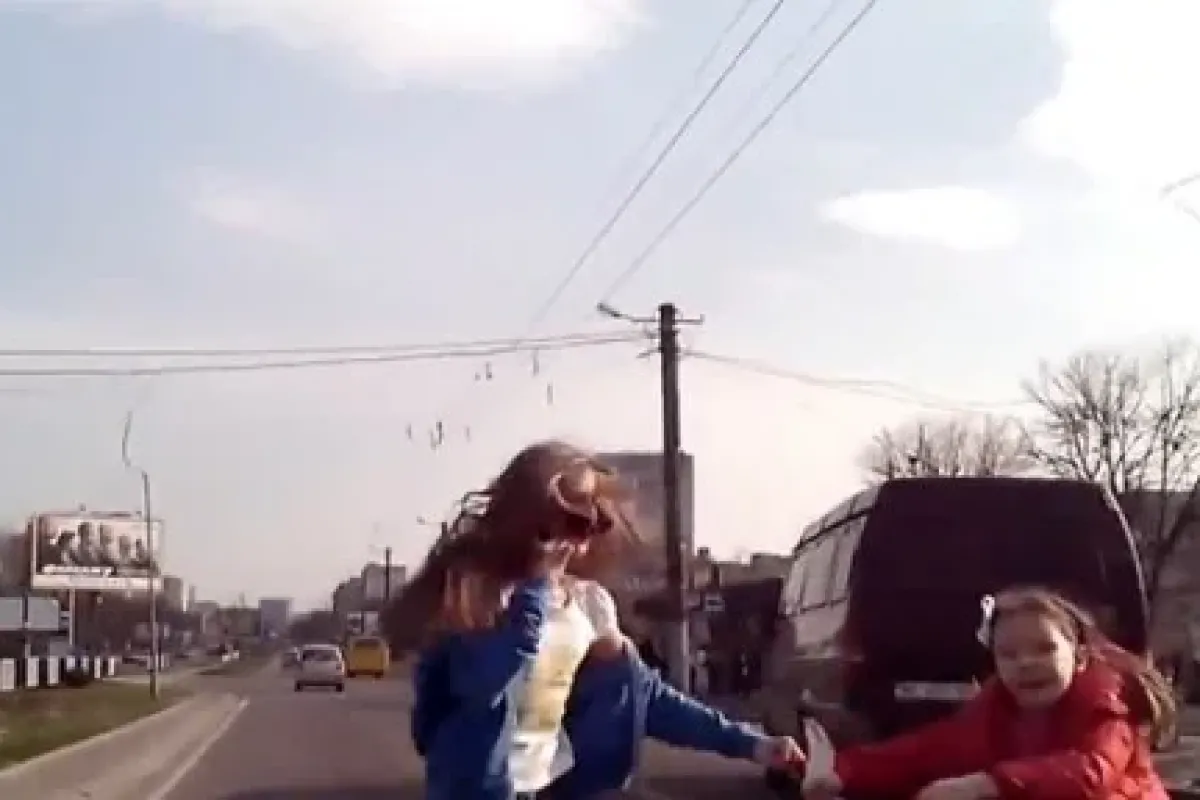 Dalgın kızlar az daha canlarından oluyordu