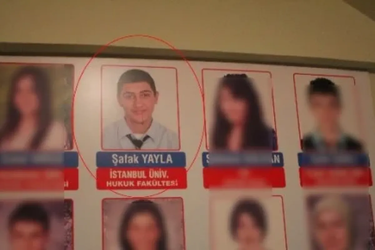Şafak Yayla dershanenin şeref kürsüsündeymiş !