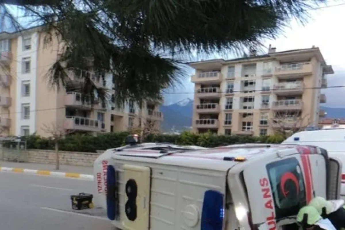 Ambulans devrildi: 3 yaralı