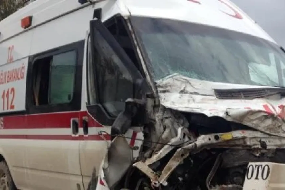 Ambulans ile kamyonet çarpıştı!