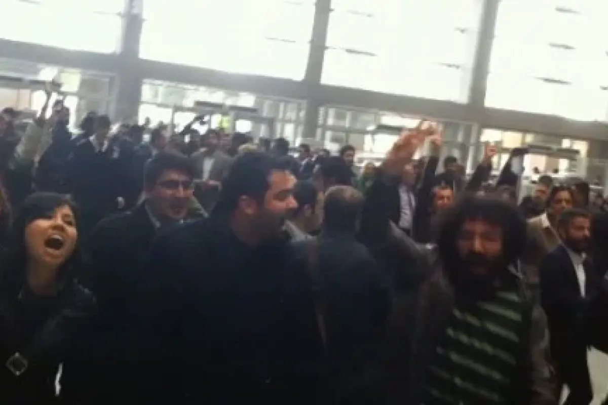 Güvenliği aşıp zafer işareti yaparak adliyeye girdiler