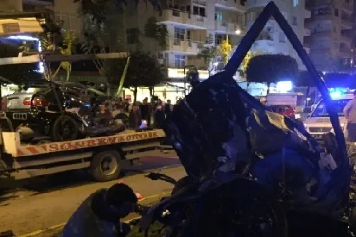 Otomobil ikiye bölündü: 1 ölü, 1 yaralı