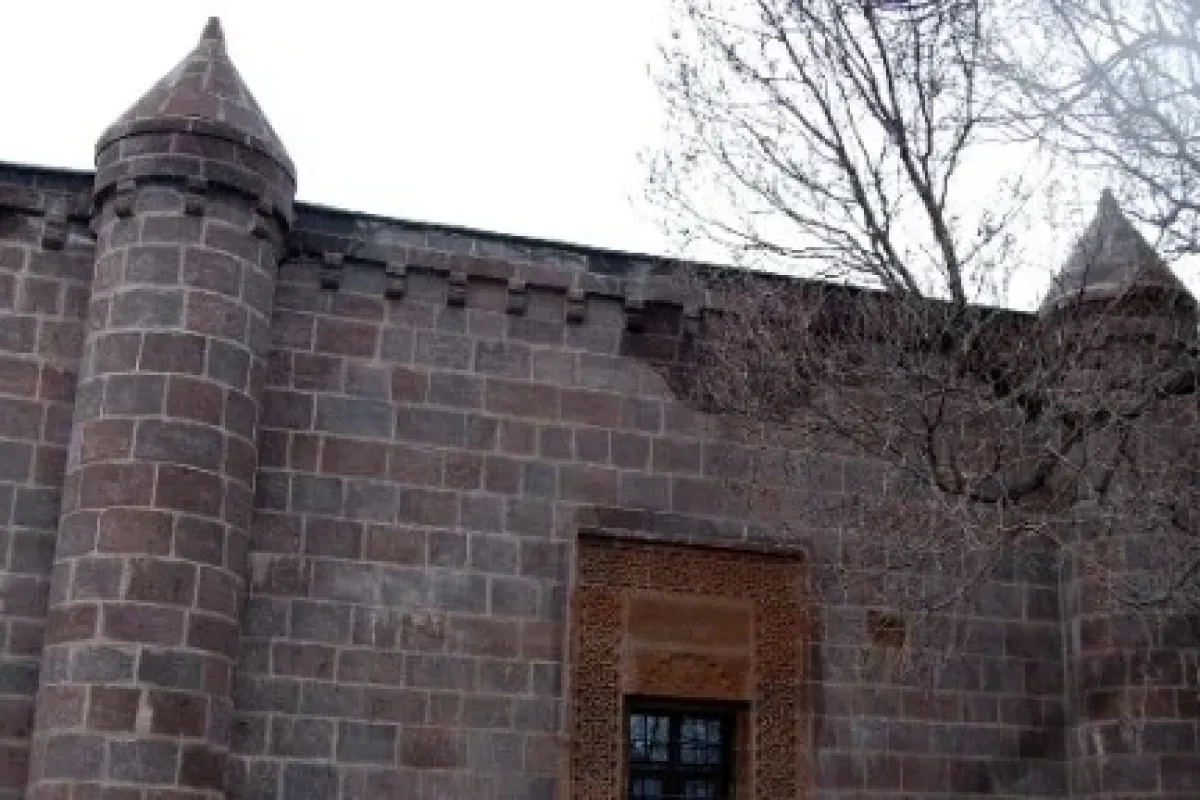 400 yıllık mescit ibadete açıldı
