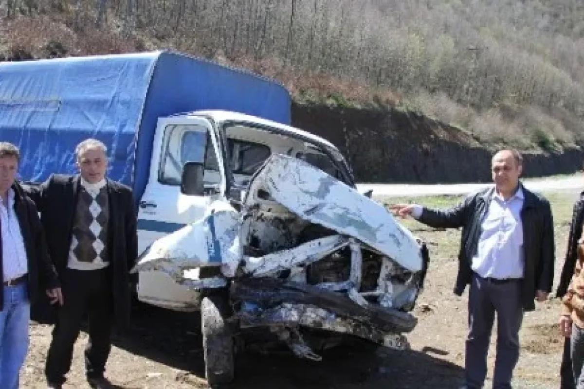 Minibüsle kamyonet çarpıştı: 8 yaralı