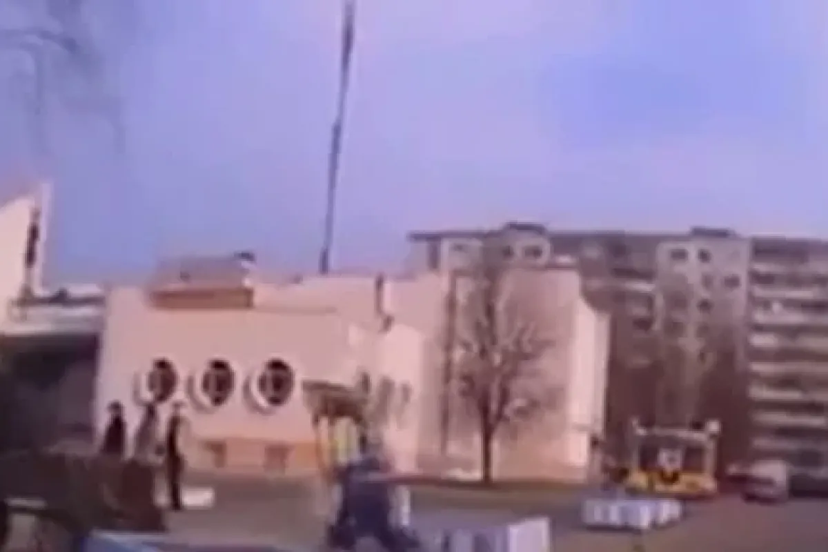 At arabasıyla macera filmlerine özenince...