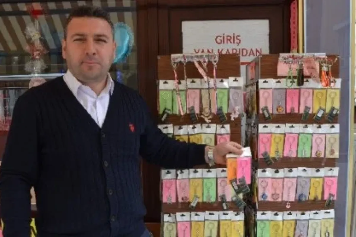 Bilgisayar malzemelerinden anahtarlık yapıyor