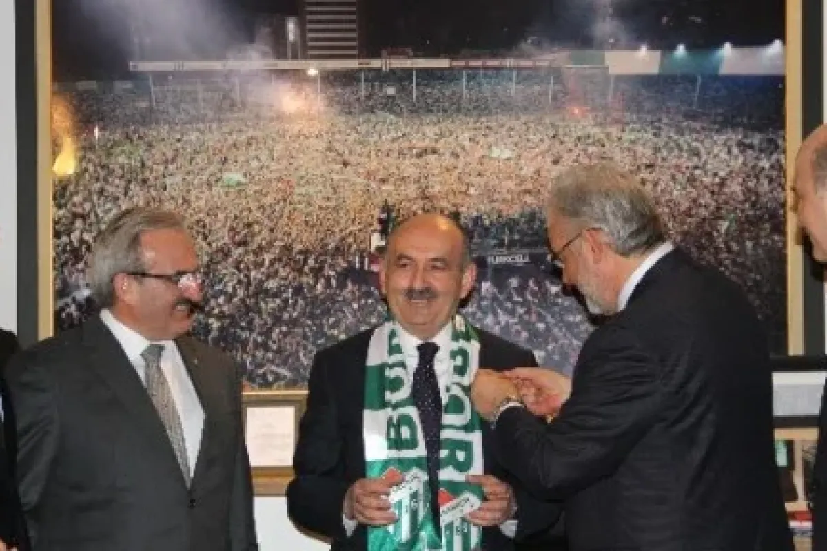 Fanatik Beşiktaşlı olan bakan o takımın atkısını taktı