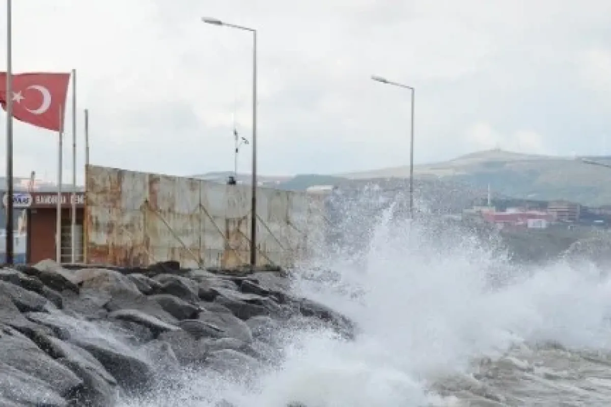 Fırtına deniz ve hava ulaşımını vurdu