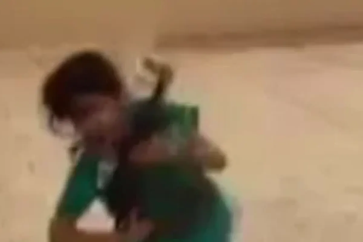 Küçük kız kendisini çekeni az daha vuruyordu
