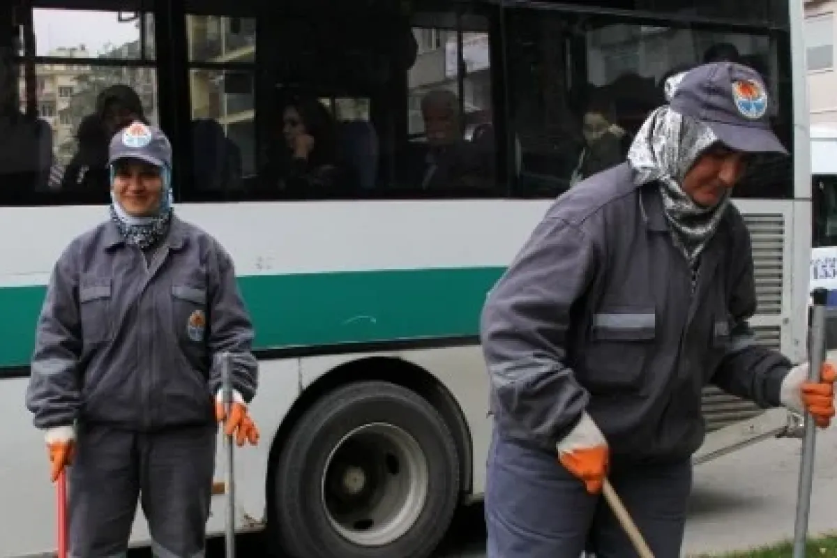 Sokaklara kadın eli değdi