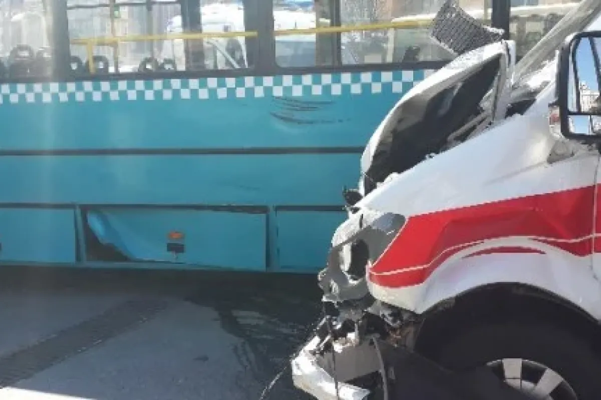 Ambulans özel halk otobüsü ile çarpıştı: 7 yaralı