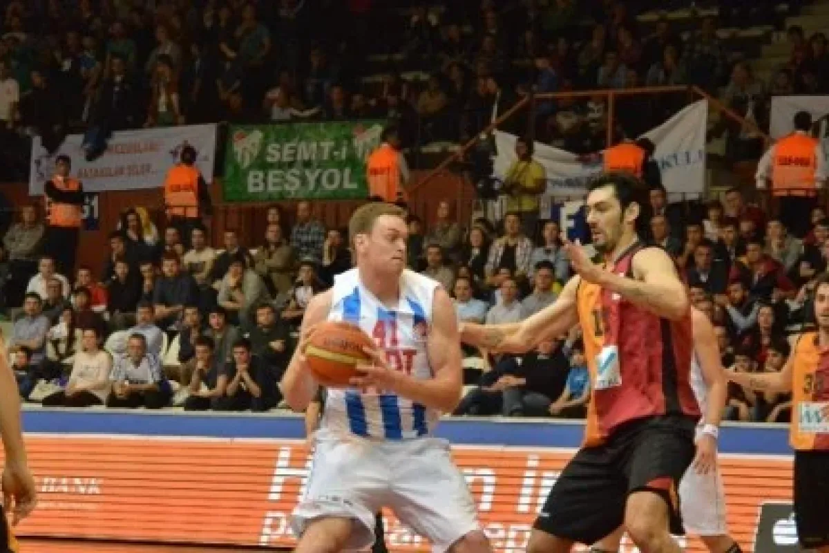 Aslan, potada kükredi