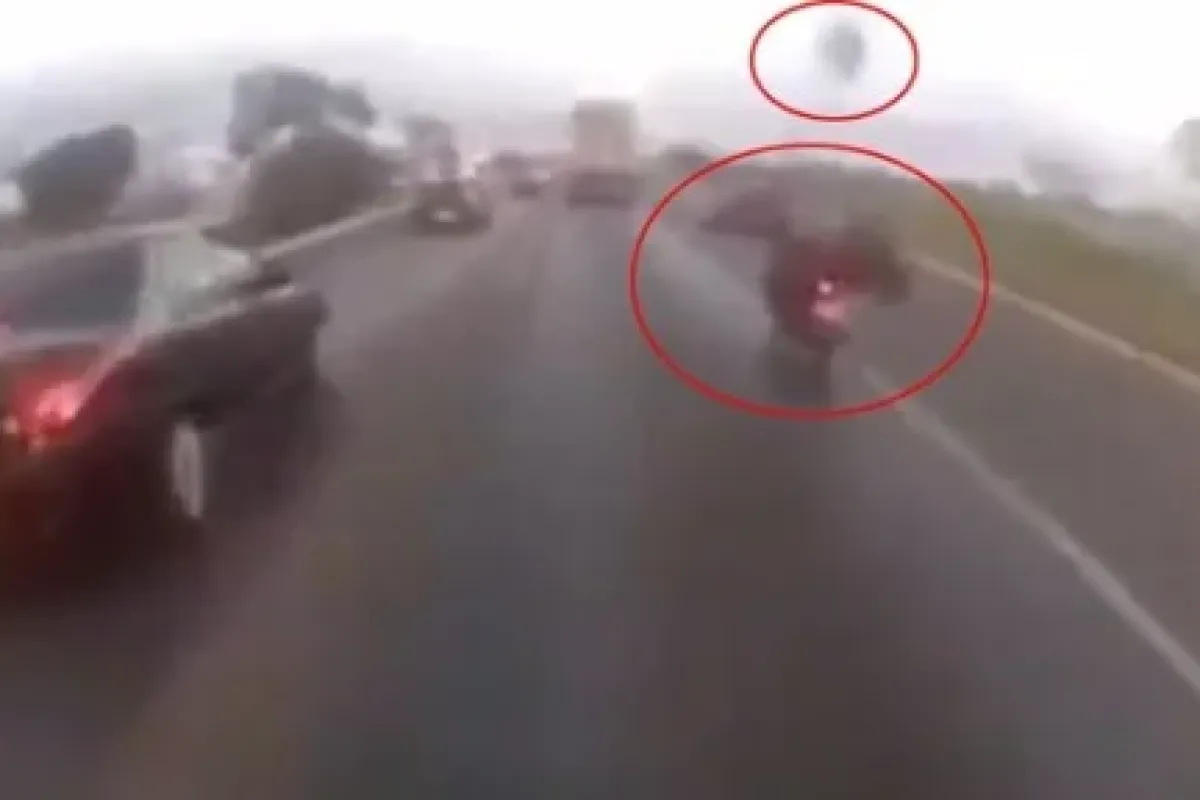 Karşı şeritte kopan lastik sonu oldu !