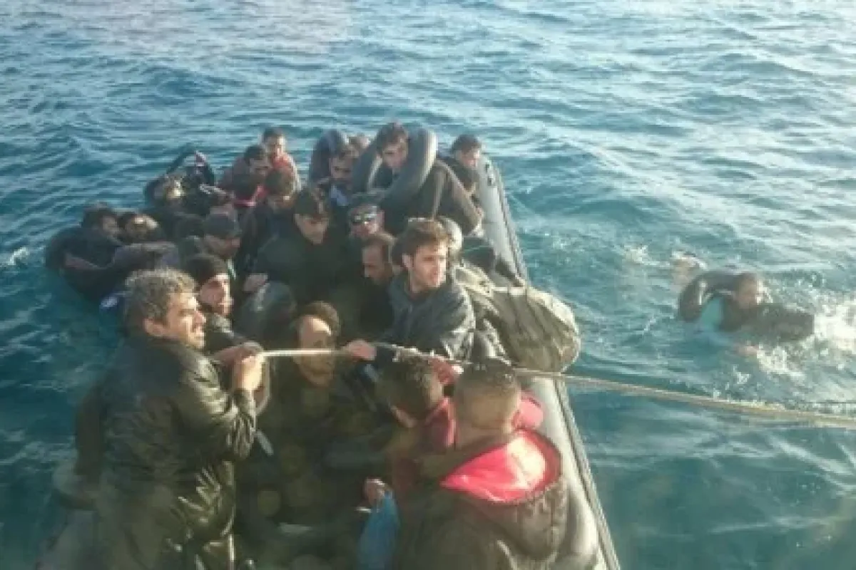 52 Suriyeli göçmenin bulunduğu tekne battı