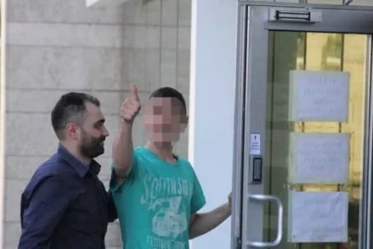 Çaldığı giysileri sergi açıp satmaya kalktı