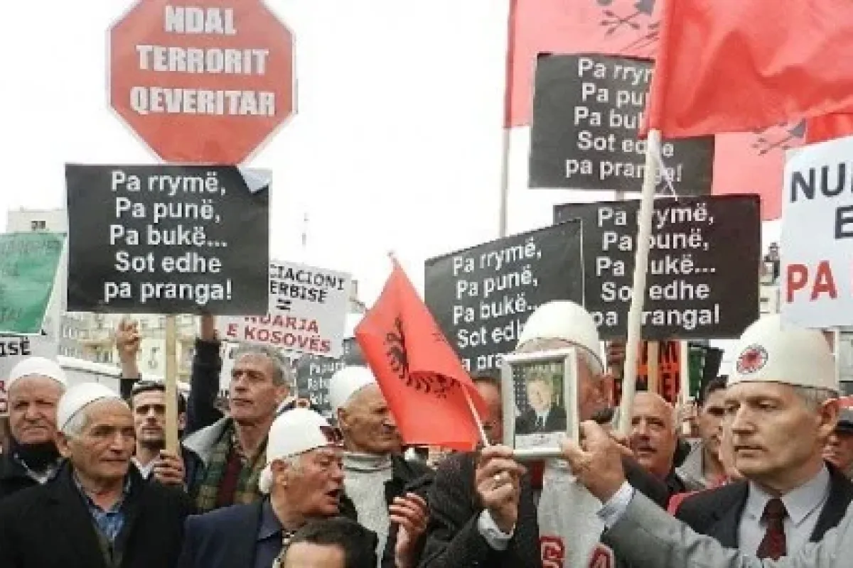 Lağım suyu ile boyadılar