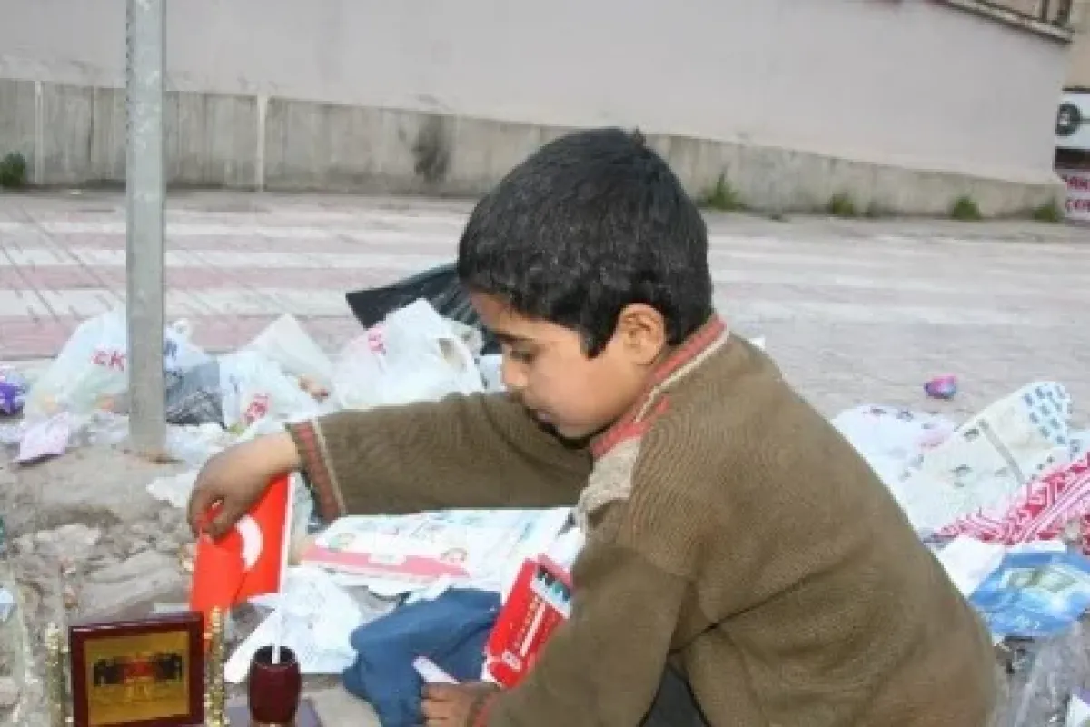 Suriyeli çocuğun Türk bayrağı aşkı