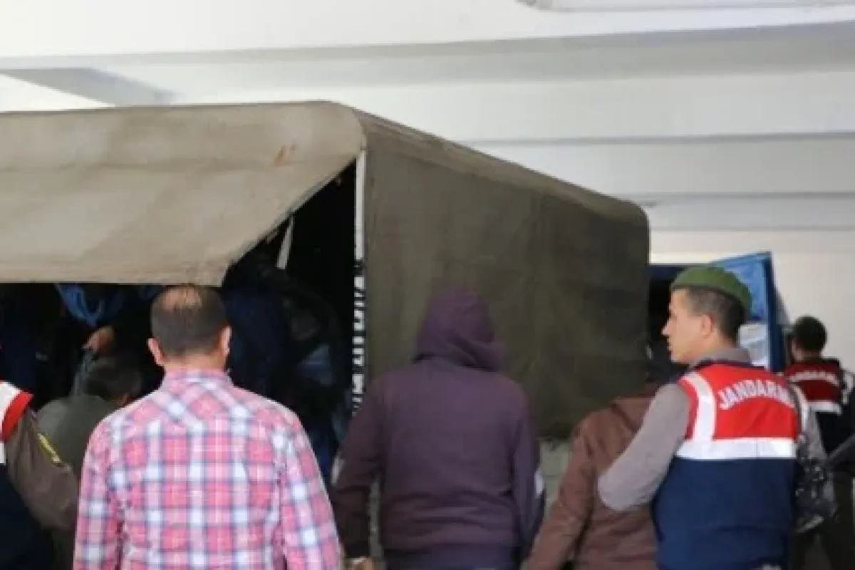 Kargo aracından çıktılar ! Hem de 46 kişi