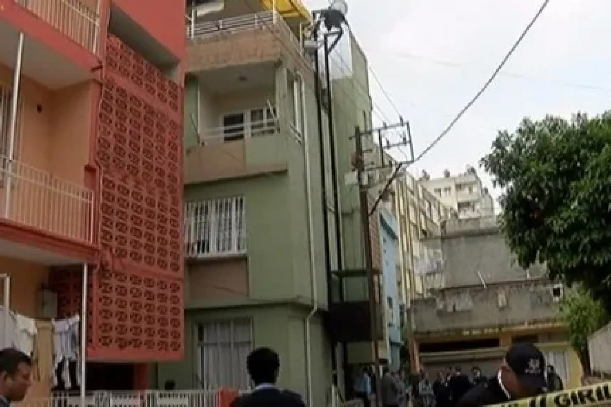 Karısını bıçaklayan şahıs, silahla kendini eve kapattı
