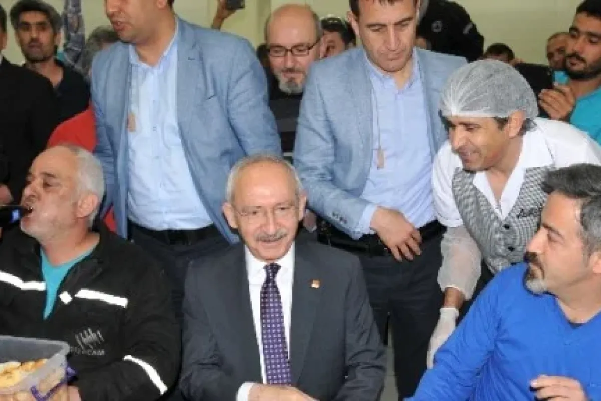 İşçilerle yemek yedi