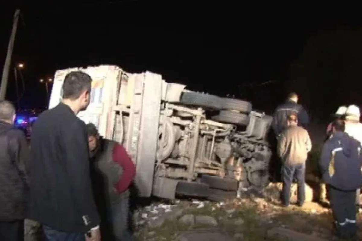 Kamyon otomobille çarpıştı: 1 ölü, 4 yaralı