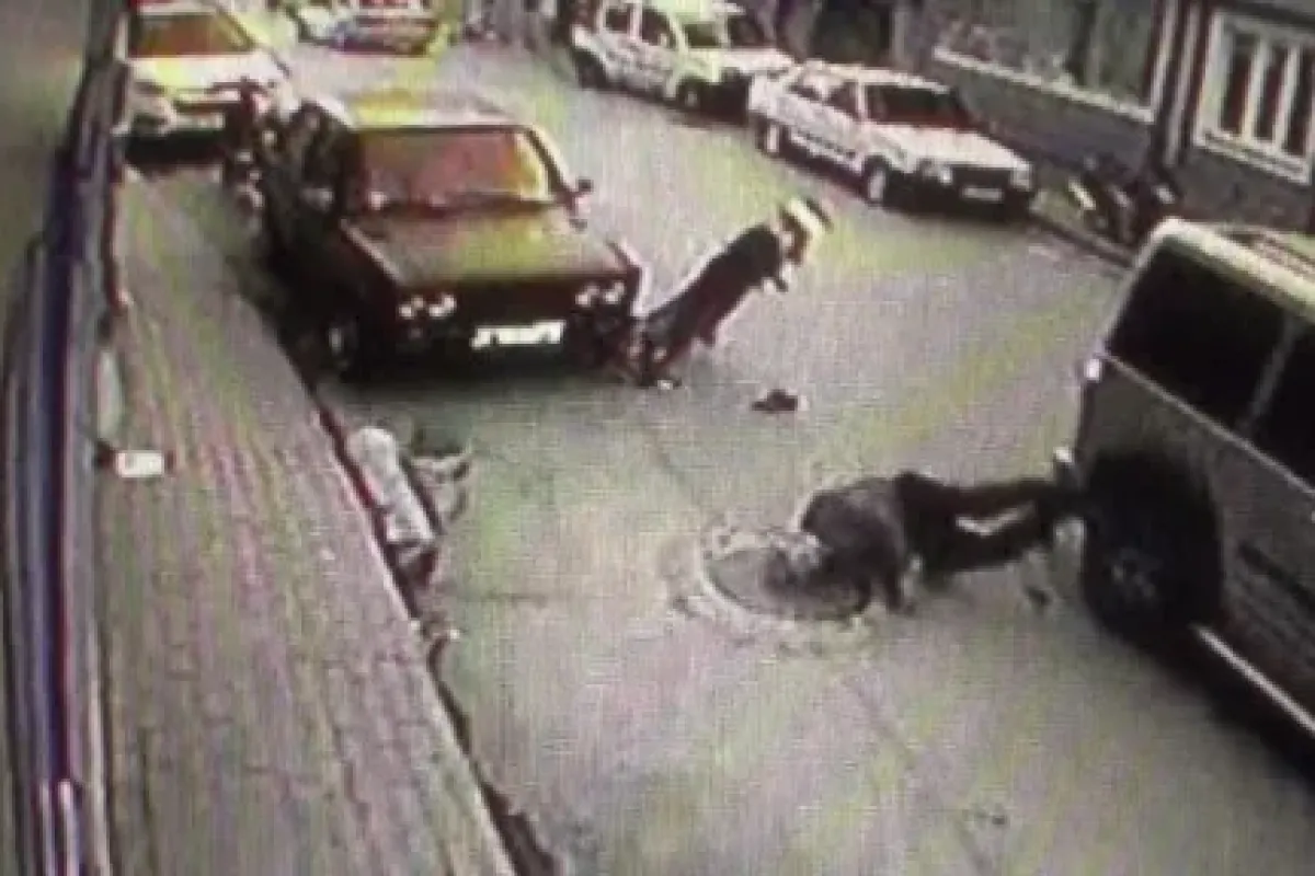 Motosikletle otomobilin çarpışması kamerada !