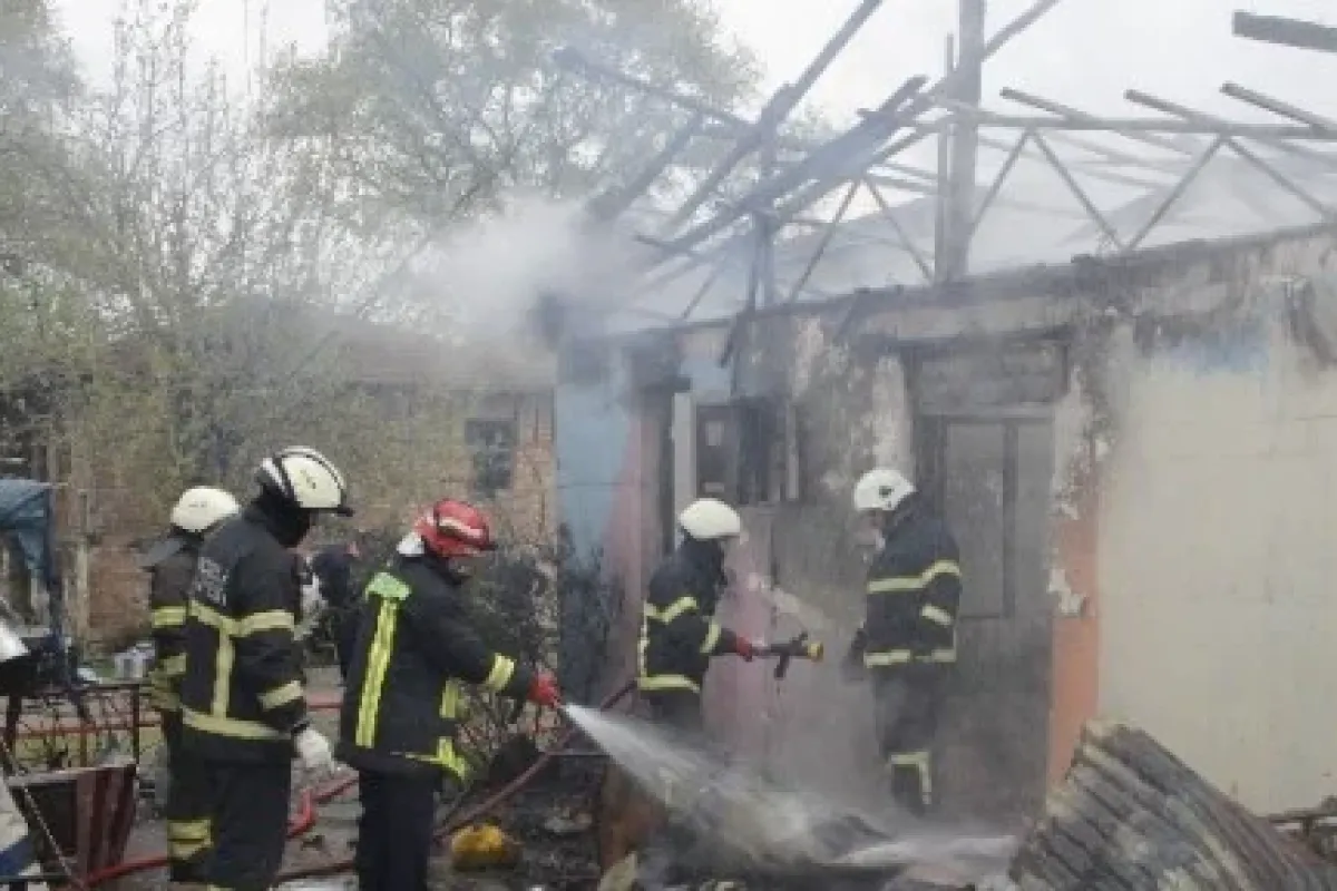 Elektrik kontağından çıkan yangın 3 aileyi evsiz bıraktı