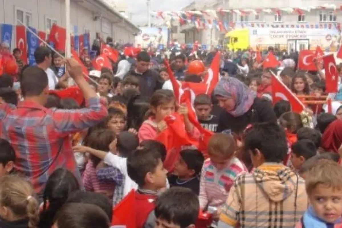 Suriyeli çocuklar Türk bayrağı için birbirini ezdi