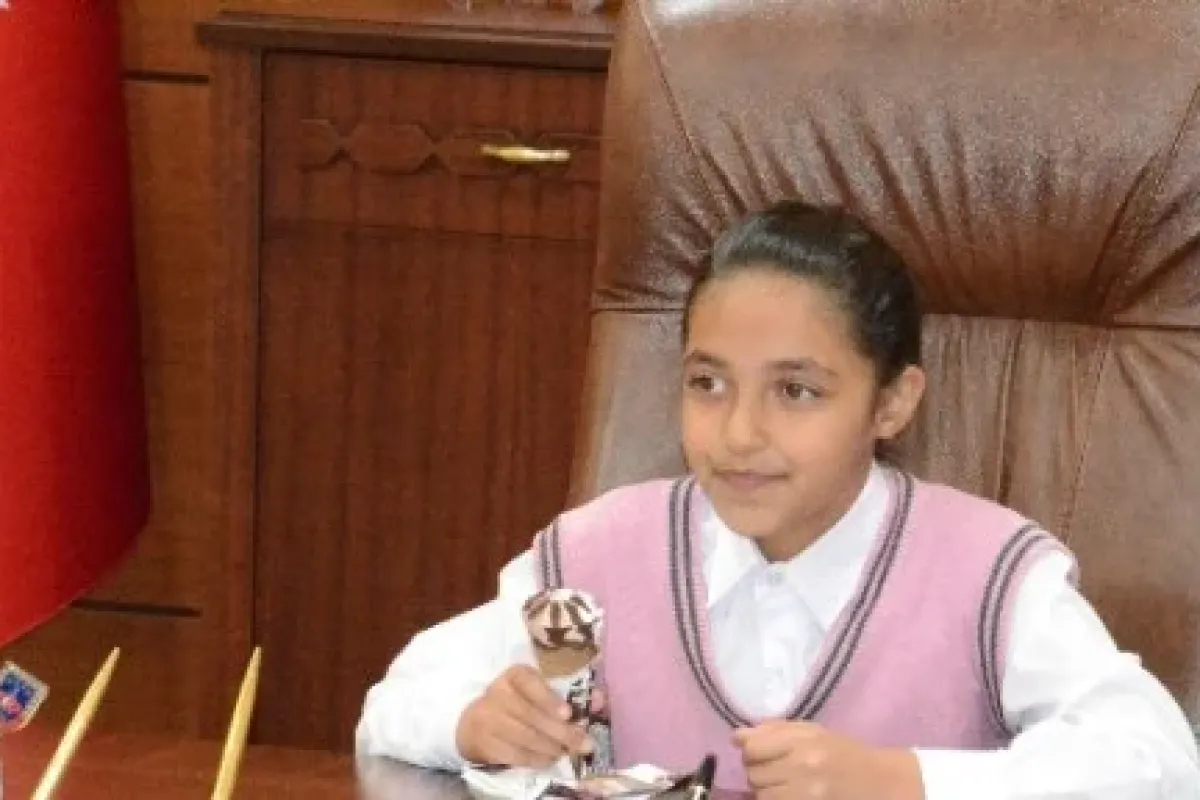 Valinin koltuğuna oturdu arkadaşları için dondurma istedi